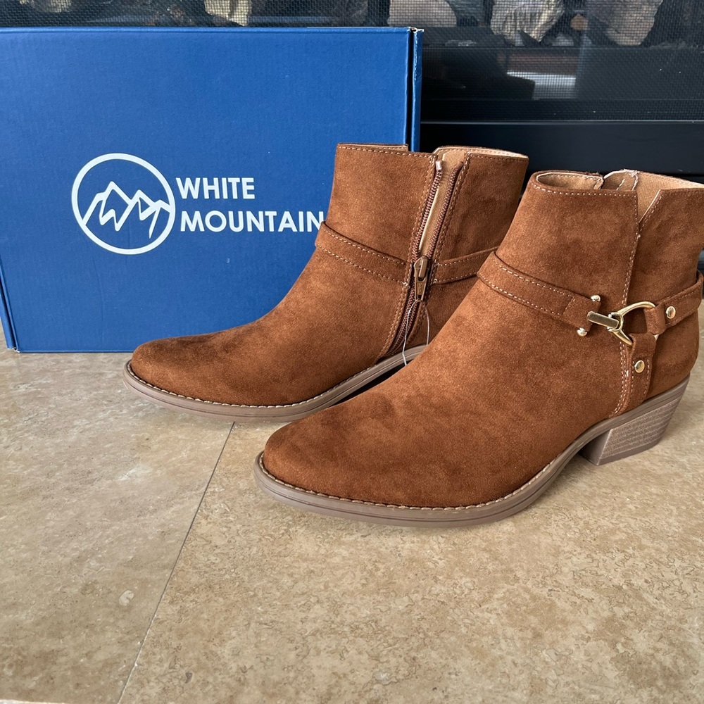 Ladies new with tags White Mountain boots size 8 1/2